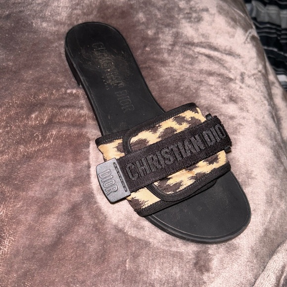 I’m trying to sell my Christian Dior women’s slippers size 7 - Picture 3 of 3